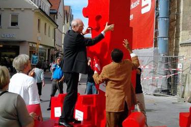 Überdimensionales Puzzle auf dem Reutlinger Marktplatz