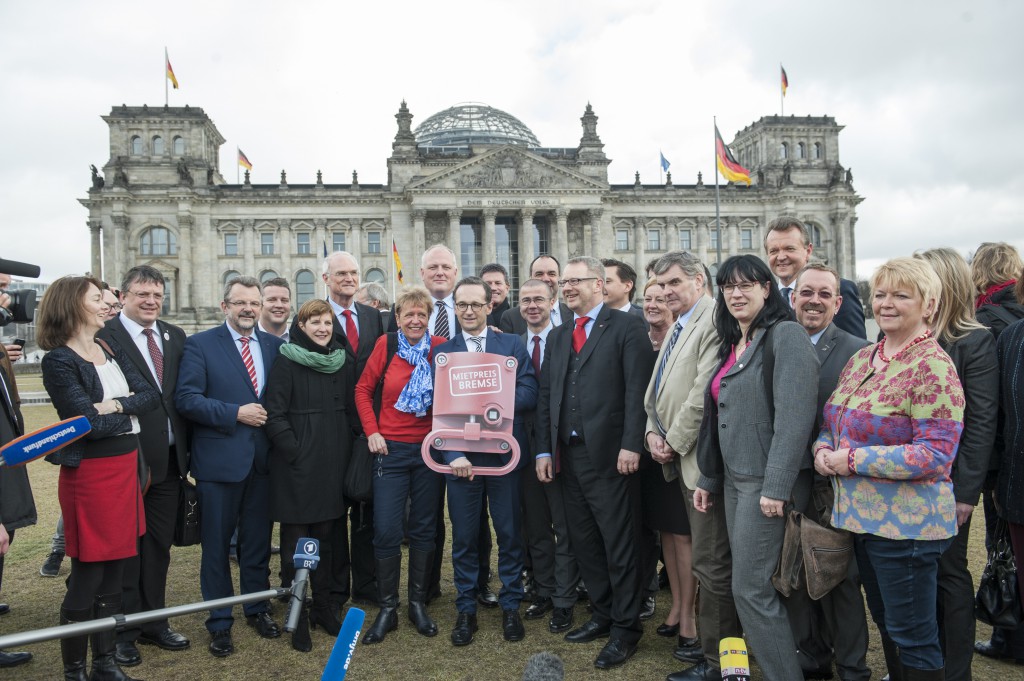 Bundesjustizminister Heiko Mass SPD und Abgeordnete der SPD-Fraktion bei einer Aktion zum Thema Mietpreisbremse vor dem Reichstag in Berlin am 05.03.2015 . Deutsche Politik Bundespolitik Portrait Portraet Porträt - . [ copyright by: Marc-Steffen Unger / www.ms-unger.de 