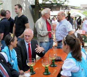 Lothar Binding im Gespräch - im Hintergrund der SPD Bürgermeister-Kandidat Jürgen Kirchner mit Fredy Busse - Foto: Karl Döringer