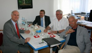 Von links nach rechts: Lothar Binding, MdB, Pfarrer Matthias Schärr, Vorstandsmitglied, Utz Göbel, Vorstandsmitglied, und Prof Dr. Uwe Ikinger, Vorstandsvorsitzender.