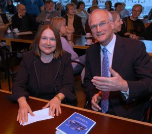 Lothar Binding mit Dr. Martina Pötschke-Langer vom DKFZ Heidelberg