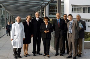 Vor der neuen Medizinischen Klinik: Prof. Dr. Wolfgang Herzog, Geschäftsführender Direktor der Medizinischen Klinik, Irmtraut Gürkan, Kaufmännische Direktorin, Lothar Binding, MdB, Bundesgesundheitsministerin Ulla Schmidt, Prof. Dr. Eike Martin, Leitender Ärztlicher Direktor, Dr. Josef Puchta, Administrativ-kaufmännisches Mitglied des Stiftungsvorstandes des DKFZ, Prof. Dr. Otmar D. Wiestler, Wissenschaftlicher Vorstand des DKFZ, Prof. Gert Weiskirchen, MdB.